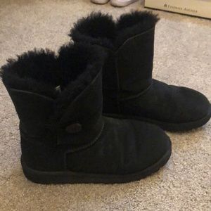 UGG Short Black Bailey Button